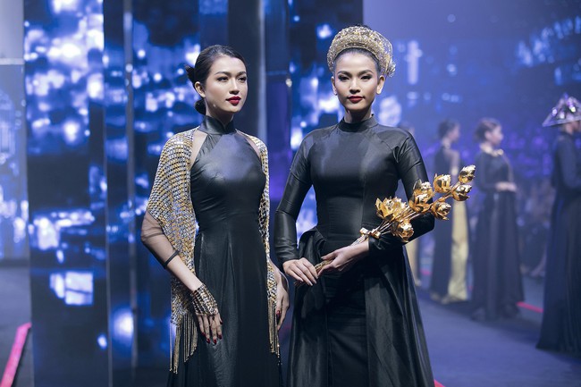 2 vị HLV The Face Thanh Hằng và Võ Hoàng Yến tưởng đấu đá trừ mặt nhau, nay lại cùng đốt cháy sàn catwalk - Ảnh 3. 2 vị HLV The Face Thanh Hằng và Võ Hoàng Yến tưởng đấu đá trừ mặt nhau, nay lại cùng đốt cháy sàn catwalk - Ảnh 3.