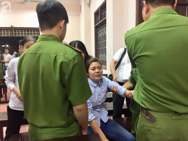 Vụ container đâm Innova ở Thái Nguyên: Nghẹn lòng ánh mắt của hai đứa trẻ gặp bố trong phiên tòa sau 2 năm xa cách - Ảnh 2.
