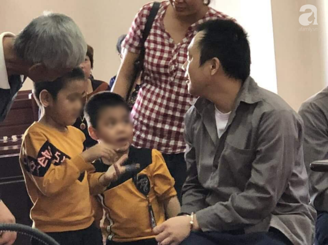 Vụ container đâm Innova ở Thái Nguyên: Nghẹn lòng ánh mắt của hai đứa trẻ gặp bố trong phiên tòa sau 2 năm xa cách - Ảnh 6.