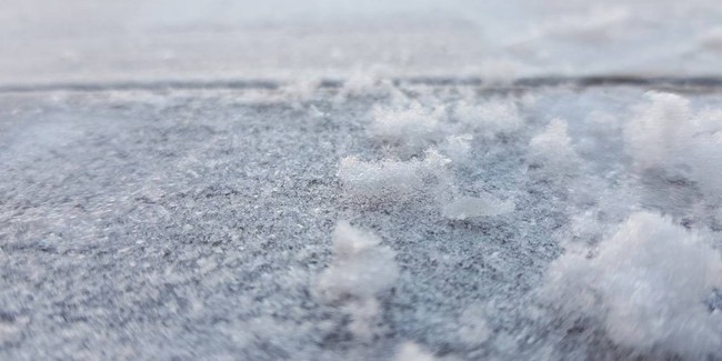 Không khí lạnh bất ngờ bao trùm miền Bắc, băng dày đặc trên đỉnh Fansipan - Ảnh 8.
