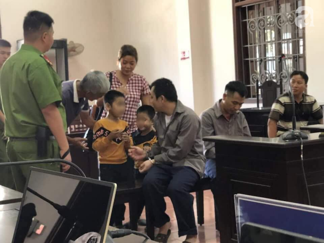 Vụ container đâm Innova ở Thái Nguyên: Nghẹn lòng ánh mắt của hai đứa trẻ gặp bố trong phiên tòa sau 2 năm xa cách - Ảnh 4.