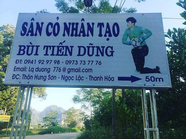 Nhớ thuở bé không có chỗ để chơi, hai anh em Bùi Tiến Dũng vừa mở hẳn sân bóng xịn ở quê nhà - Ảnh 4.