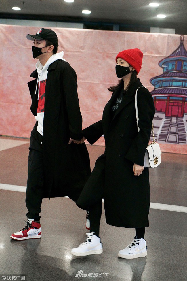 Tiểu Long Nữ Trần Nghiên Hy và Trần Hiểu ngọt ngào ở sân bay, phớt lờ tin đồn mâu thuẫn vì Triệu Lệ Dĩnh  - Ảnh 1.