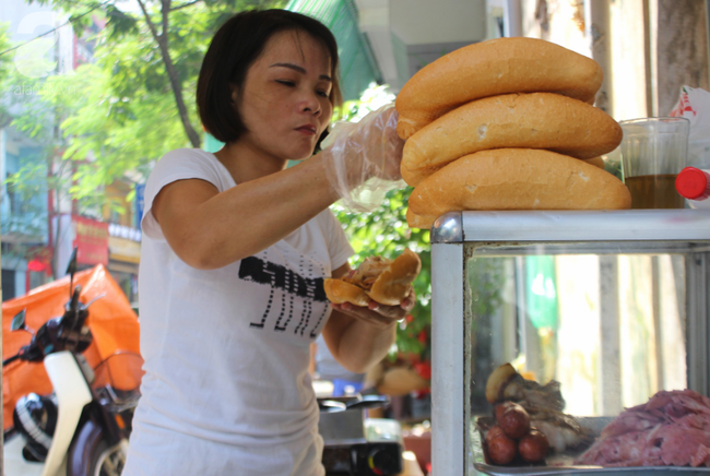 Quán bánh mì truyền thống hơn 20 năm tuổi, không tên tuổi nhưng vẫn khiến biết bao người Hà Nội say đắm - Ảnh 1.