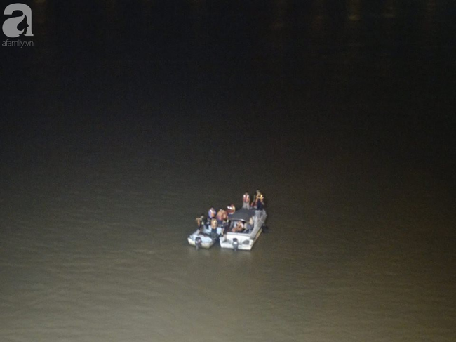 Vụ xe ô tô tông sập lan can rơi xuống sông Hồng: Trời tối khiến công tác tìm kiếm khó khăn - Ảnh 5.