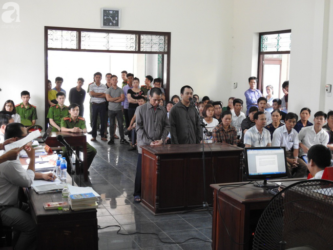 Vụ container đâm Innova ở Thái Nguyên: Nghẹn lòng ánh mắt của hai đứa trẻ gặp bố trong phiên tòa sau 2 năm xa cách - Ảnh 7.