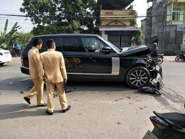Thái Nguyên: Nữ giáo viên đang cầm ô đứng vỉa hè bị xế xịn đâm tử vong - Ảnh 2. Thái Nguyên: Nữ giáo viên đang cầm ô đứng vỉa hè bị xế xịn đâm tử vong - Ảnh 2.