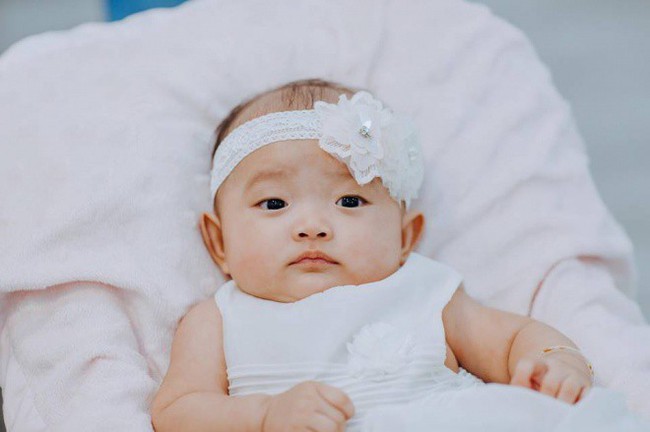 Sinh non 1 tháng rưỡi, nặng chưa đầy 2kg, giờ đây con gái Khánh Thi đã bụ bẫm và đáng yêu thế này - Ảnh 2.