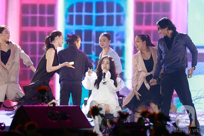 Không chỉ còn là hình ảnh trên MV, Chi Pu “đốt mắt” khán giả khi trình diễn ca khúc 16+ trên sân khấu - Ảnh 17.
