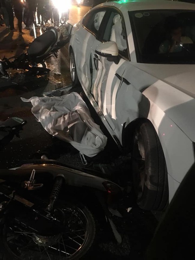 Hà Nội: Tai nạn kinh hoàng khiến 1 cô gái tử vong và 3 người bị thương nặng, tài xế ô tô hoảng loạn không dám ra khỏi xe - Ảnh 1.