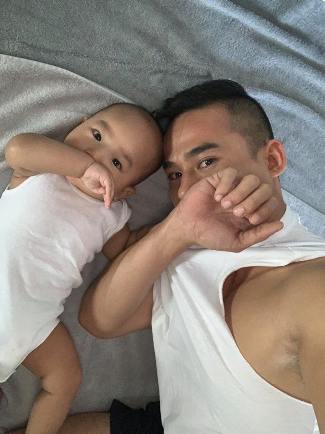 Không còn là nam thần màn ảnh, Lương Thế Thành giờ đã thành ông bố bỉm sữa, quên cả cạo râu vì chăm con - Ảnh 2. Không còn là nam thần màn ảnh, Lương Thế Thành giờ đã thành ông bố bỉm sữa, quên cả cạo râu vì chăm con - Ảnh 2.