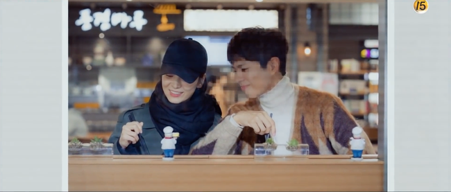 Ngồi ăn mỳ cùng nhau cũng bị chụp lén, Song Hye Kyo - Park Bo Gum khốn đốn vì mối quan hệ bí mật - Ảnh 2.