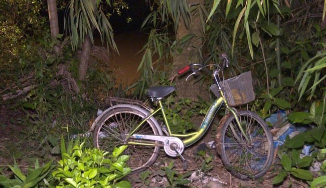 Vĩnh Long: Đi học bằng xe đạp, bé gái 7 tuổi bị xe máy tông rớt xuống sông chết đuối - Ảnh 1. Vĩnh Long: Đi học bằng xe đạp, bé gái 7 tuổi bị xe máy tông rớt xuống sông chết đuối - Ảnh 1.