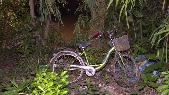 Đã tìm thấy thi thể bé gái bị xe máy tông ngã xuống sông khi đang dắt bộ xe đạp qua cầu - Ảnh 2.