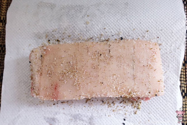 Có thứ nguyên liệu quen thuộc bạn không thể ngờ được nó là bí quyết cho món thịt heo quay vàng ươm, giòn rụm  - Ảnh 4.