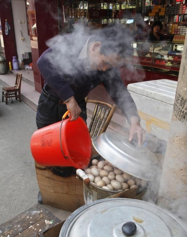 Thật khó tin: Món trứng luộc nước tiểu nghe hơi đáng sợ này lại là di sản văn hóa phi vật thể của Trung Quốc - Ảnh 4. Thật khó tin: Món trứng luộc nước tiểu nghe hơi đáng sợ này lại là di sản văn hóa phi vật thể của Trung Quốc - Ảnh 4.