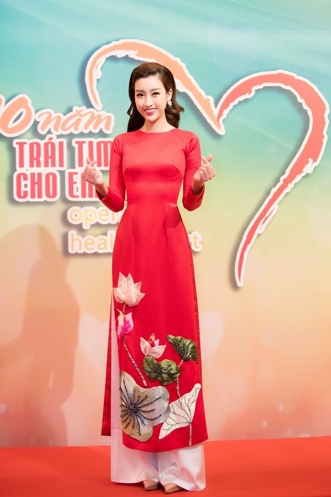 Hoa hậu Đỗ Mỹ Linh ngày càng mảnh mai khó tin, diện áo dài đỏ rực khi làm đại sứ - Ảnh 3.