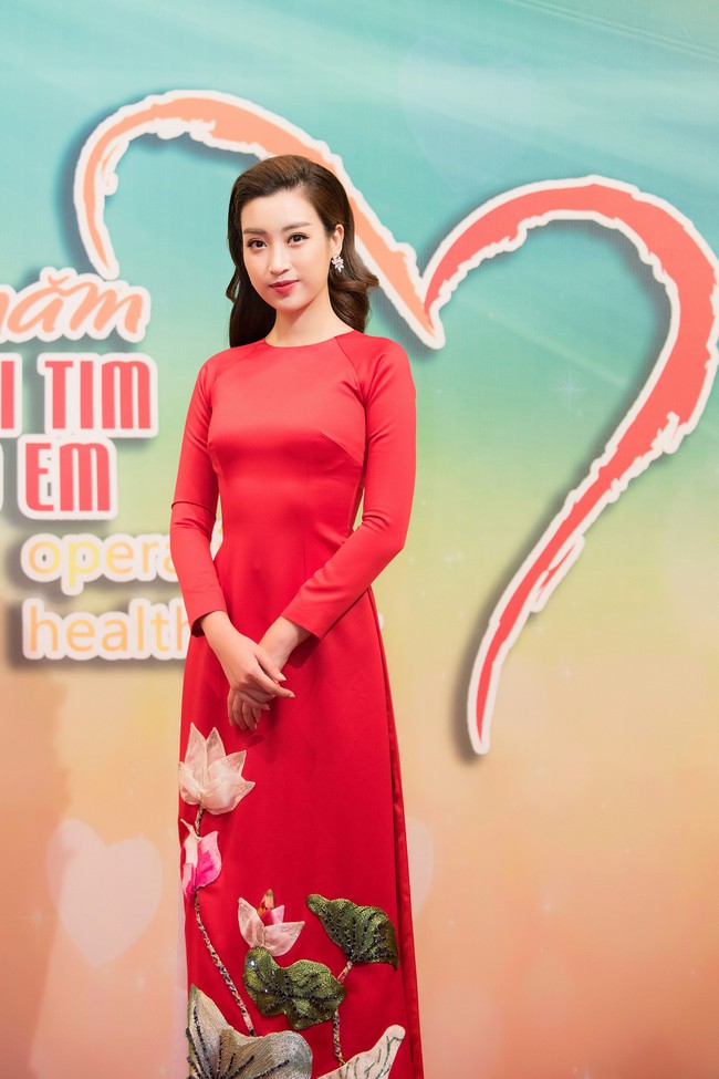 Hoa hậu Đỗ Mỹ Linh ngày càng mảnh mai khó tin, diện áo dài đỏ rực khi làm đại sứ - Ảnh 2.
