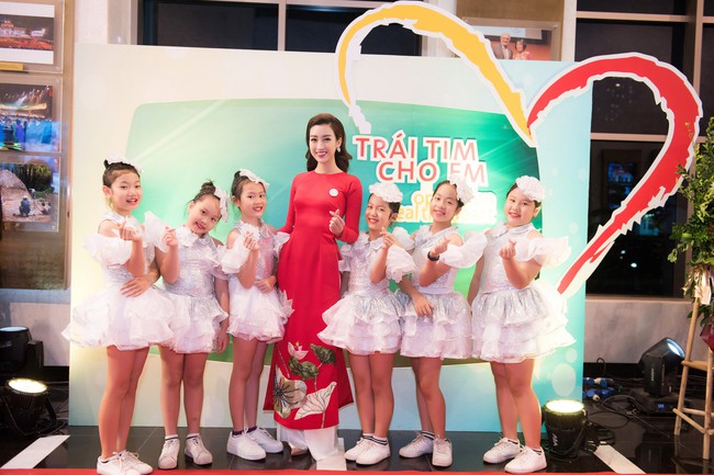 Hoa hậu Đỗ Mỹ Linh ngày càng mảnh mai khó tin, diện áo dài đỏ rực khi làm đại sứ - Ảnh 6.
