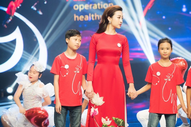 Hoa hậu Đỗ Mỹ Linh ngày càng mảnh mai khó tin, diện áo dài đỏ rực khi làm đại sứ - Ảnh 8.