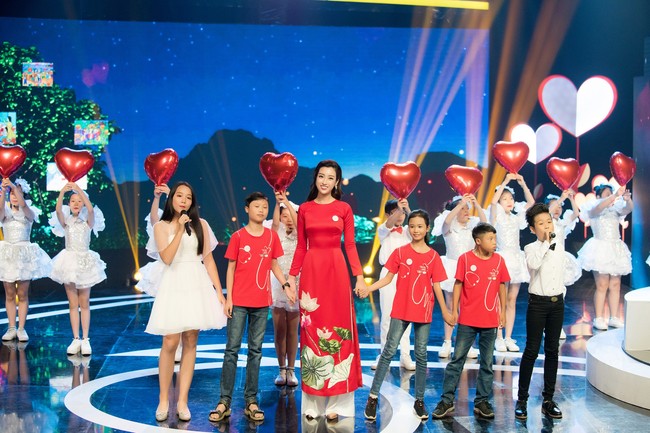 Hoa hậu Đỗ Mỹ Linh ngày càng mảnh mai khó tin, diện áo dài đỏ rực khi làm đại sứ - Ảnh 9.