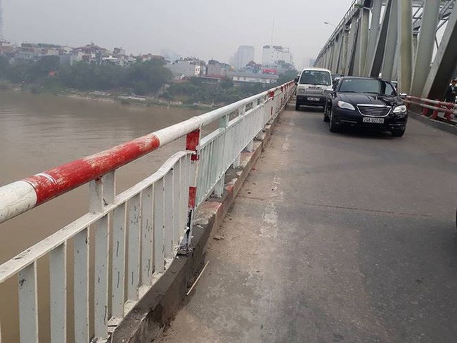 Vụ ô tô lao xuống sông Hồng: Cho ô tô đi làn xe máy là sai thiết kế - Ảnh 2.