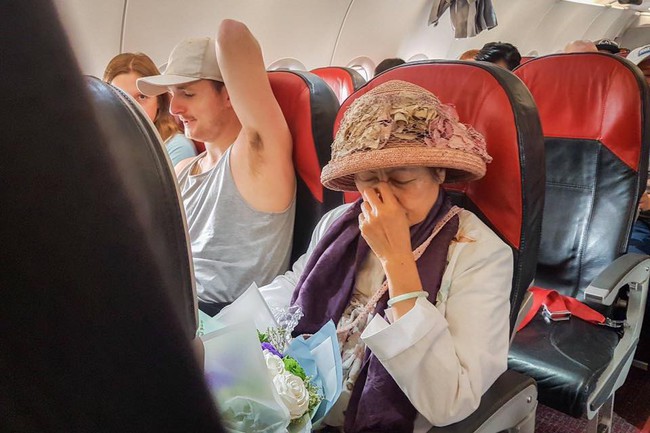 Bức ảnh anh Tây trên máy bay và vị khách nữ ngồi cạnh cau mày khiến dân tình đồng lòng nghĩ theo 1 hướng - Ảnh 1.