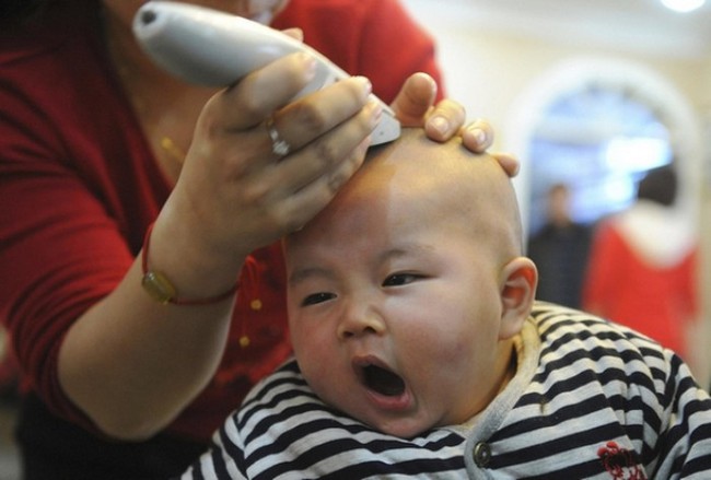 Tác hại khó lường từ việc cạo trọc đầu cho trẻ và mẹo giúp mẹ cắt tóc cho bé dễ dàng  - Ảnh 1.