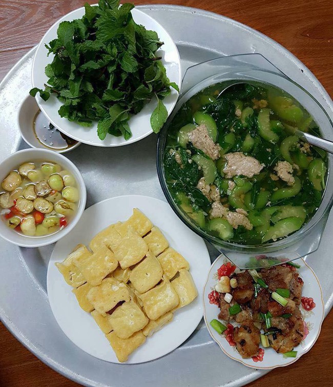 Vợ trẻ khoe mâm cơm hoàn hảo chồng nấu, hội chị em xem xong lại hoang mang về đĩa rau lạ - Ảnh 1. Vợ trẻ khoe mâm cơm hoàn hảo chồng nấu, hội chị em xem xong lại hoang mang về đĩa rau lạ - Ảnh 1.