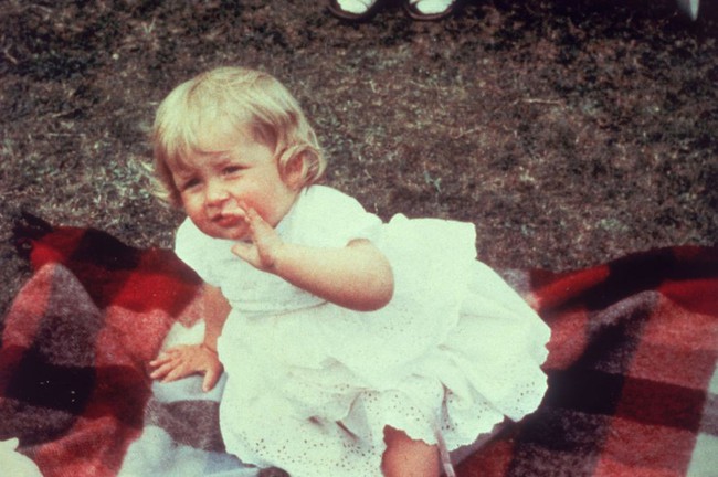 Hé lộ những bức ảnh hiếm thời tuổi thơ dữ dội của Công nương Diana, lên 7 tuổi đã phải chịu biến cố đau đớn - Ảnh 1.