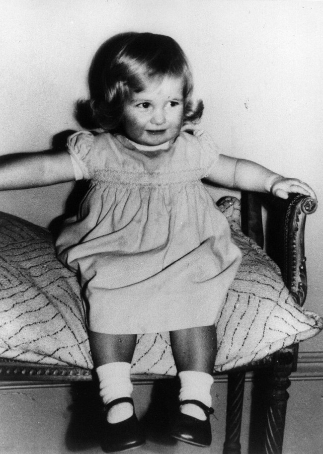 Hé lộ những bức ảnh hiếm thời tuổi thơ dữ dội của Công nương Diana, lên 7 tuổi đã phải chịu biến cố đau đớn - Ảnh 3.