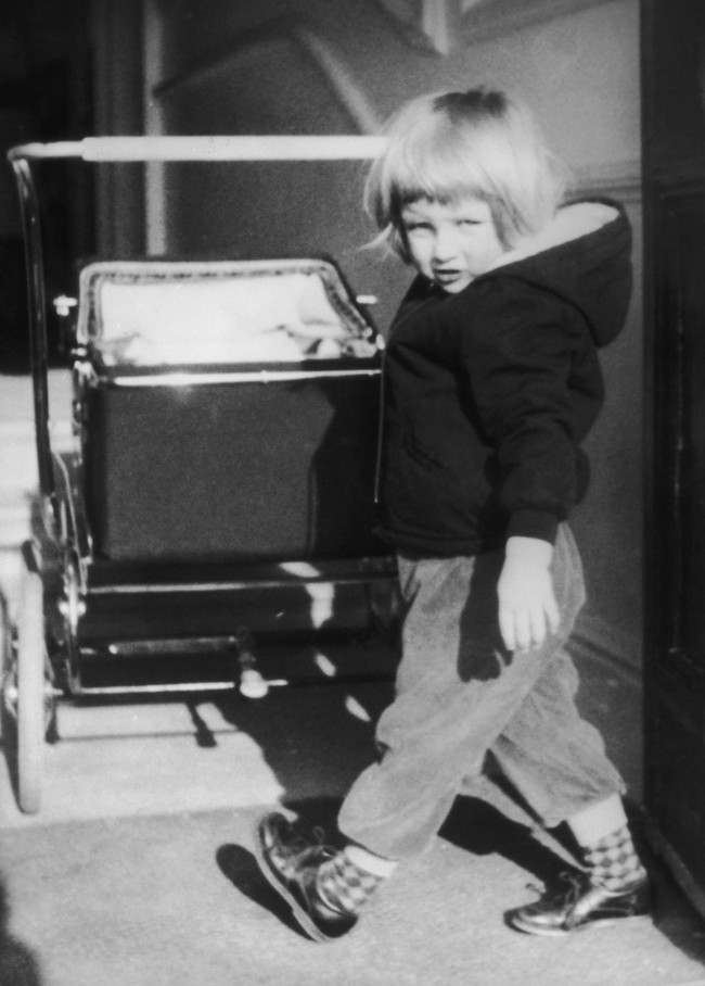 Hé lộ những bức ảnh hiếm thời tuổi thơ dữ dội của Công nương Diana, lên 7 tuổi đã phải chịu biến cố đau đớn - Ảnh 5.