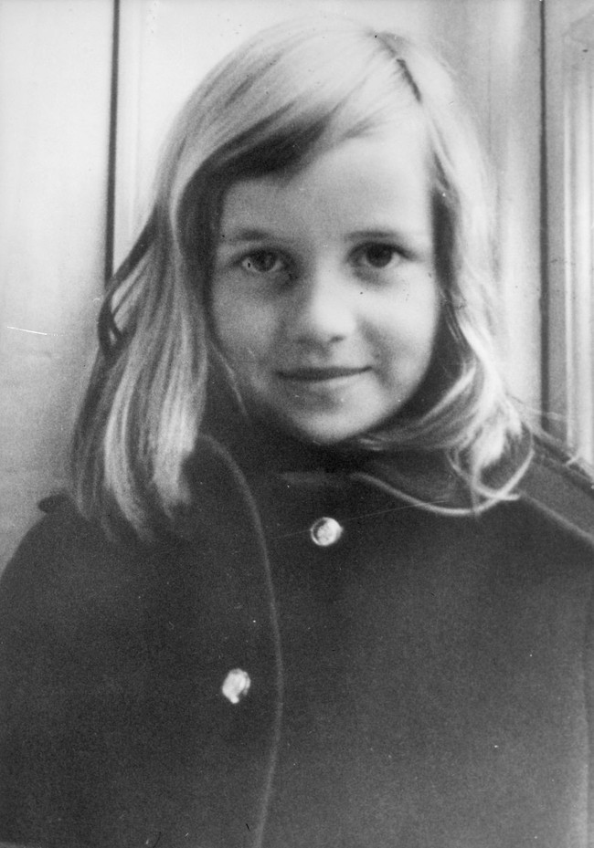 Hé lộ những bức ảnh hiếm thời tuổi thơ dữ dội của Công nương Diana, lên 7 tuổi đã phải chịu biến cố đau đớn - Ảnh 6.