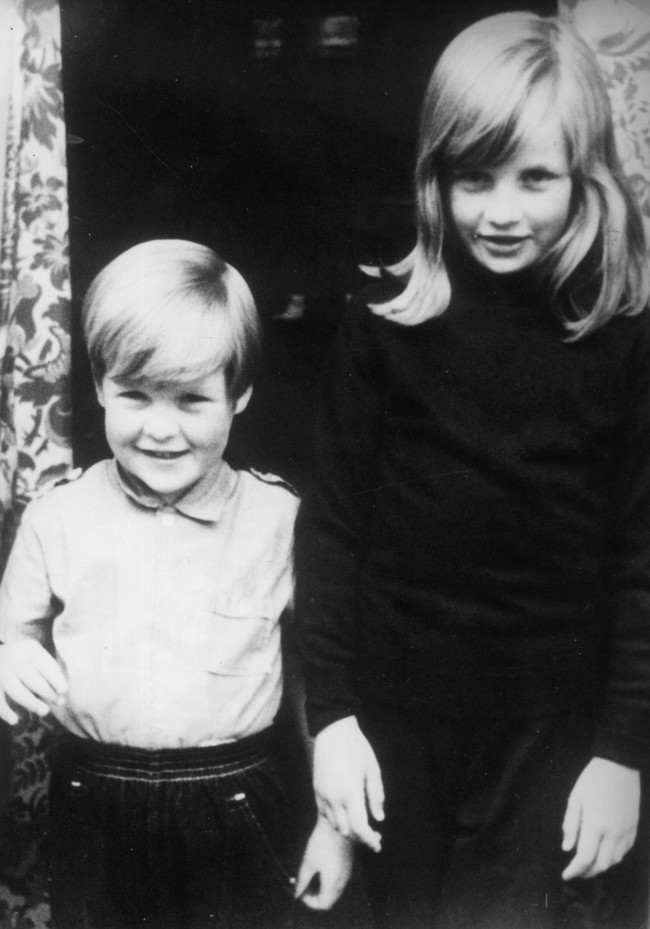 Hé lộ những bức ảnh hiếm thời tuổi thơ dữ dội của Công nương Diana, lên 7 tuổi đã phải chịu biến cố đau đớn - Ảnh 9.