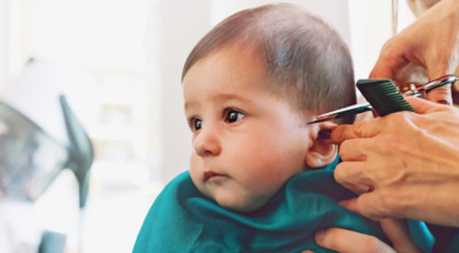 Tác hại khó lường từ việc cạo trọc đầu cho trẻ và mẹo giúp mẹ cắt tóc cho bé dễ dàng  - Ảnh 2.