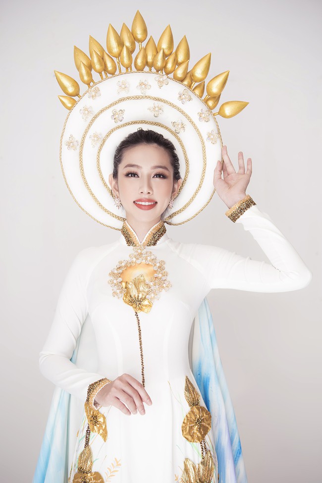 Bất ngờ lọt Top 8 nổi bật tại Miss International 2018, Nguyễn Thúc Thùy Tiên hé lộ quốc phục cực lộng lẫy - Ảnh 2.