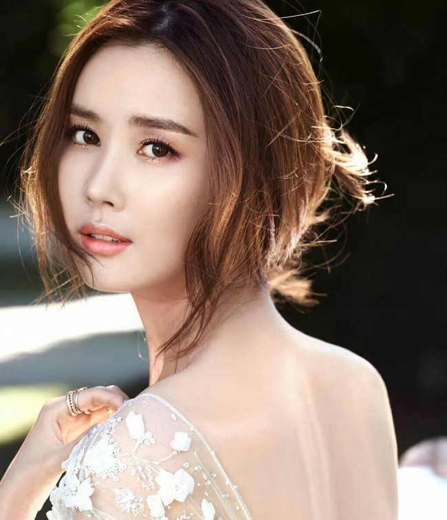 Những mỹ nhân cặp kè với dàn nam thần: Không dao kéo thì cũng vướng thị phi gây sốc - Ảnh 9. Những mỹ nhân cặp kè với dàn nam thần: Không dao kéo thì cũng vướng thị phi gây sốc - Ảnh 9.