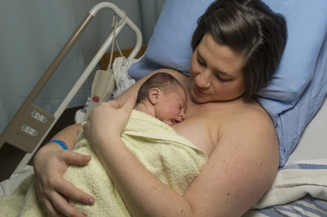 Đây là lý do ngay sau khi chào đời, bé đã biết trườn về phía vú mẹ và có phản xạ bú mút - Ảnh 2.