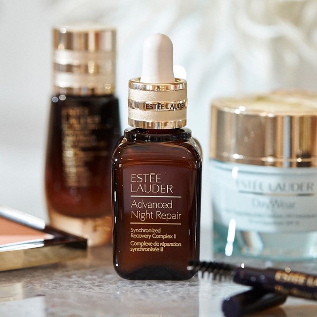 Nếp nhăn hay mọi dấu hiệu tuổi tác khác cũng phải “chào thua” trước 5 lọ serum chống lão hóa này - Ảnh 5. Nếp nhăn hay mọi dấu hiệu tuổi tác khác cũng phải “chào thua” trước 5 lọ serum chống lão hóa này - Ảnh 5.
