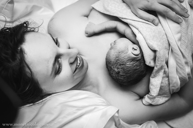 Đây là lý do ngay sau khi chào đời, bé đã biết trườn về phía vú mẹ và có phản xạ bú mút - Ảnh 5.
