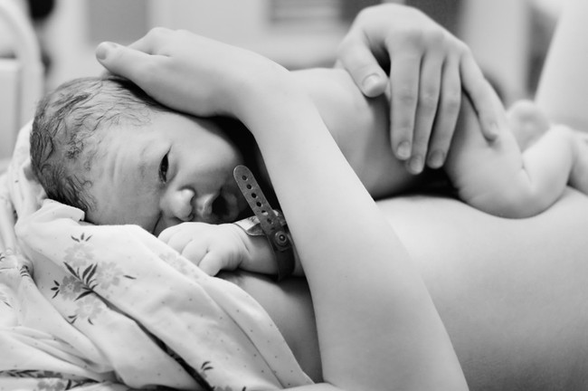 Đây là lý do ngay sau khi chào đời, bé đã biết trườn về phía vú mẹ và có phản xạ bú mút - Ảnh 6.