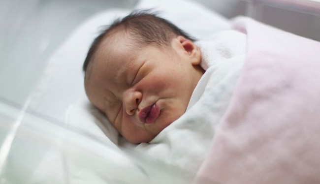 Đây là lý do ngay sau khi chào đời, bé đã biết trườn về phía vú mẹ và có phản xạ bú mút - Ảnh 1.