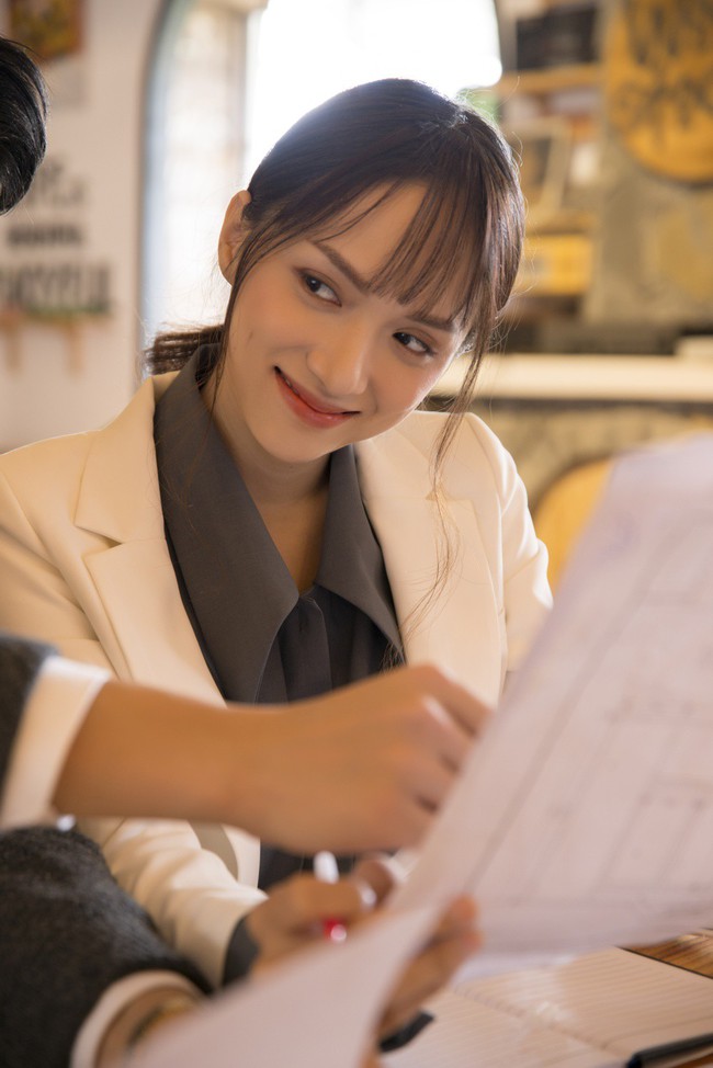 Hoa hậu chuyển giới Hương Giang tình tứ với bạn trai tin đồn trong MV trở lại đậm chất drama - Ảnh 1. Hoa hậu chuyển giới Hương Giang tình tứ với bạn trai tin đồn trong MV trở lại đậm chất drama - Ảnh 1.