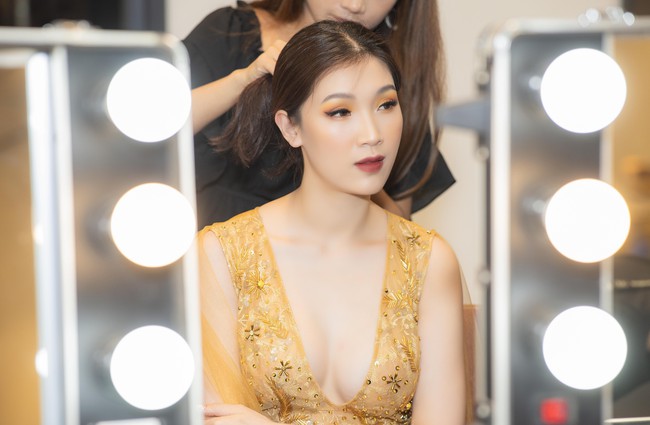 Gái hai con Phí Thùy Linh sợ ông xã mắng vì khoe ngực táo bạo trên sân khấu - Ảnh 1. Gái hai con Phí Thùy Linh sợ ông xã mắng vì khoe ngực táo bạo trên sân khấu - Ảnh 1.