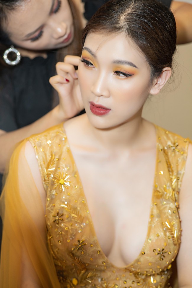 Gái hai con Phí Thùy Linh sợ ông xã mắng vì khoe ngực táo bạo trên sân khấu - Ảnh 2. Gái hai con Phí Thùy Linh sợ ông xã mắng vì khoe ngực táo bạo trên sân khấu - Ảnh 2.