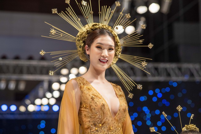 Gái hai con Phí Thùy Linh sợ ông xã mắng vì khoe ngực táo bạo trên sân khấu - Ảnh 9. Gái hai con Phí Thùy Linh sợ ông xã mắng vì khoe ngực táo bạo trên sân khấu - Ảnh 9.