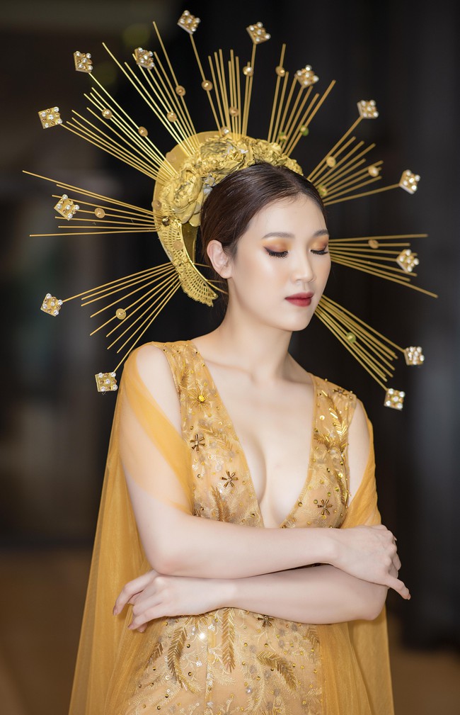 Gái hai con Phí Thùy Linh sợ ông xã mắng vì khoe ngực táo bạo trên sân khấu - Ảnh 10. Gái hai con Phí Thùy Linh sợ ông xã mắng vì khoe ngực táo bạo trên sân khấu - Ảnh 10.