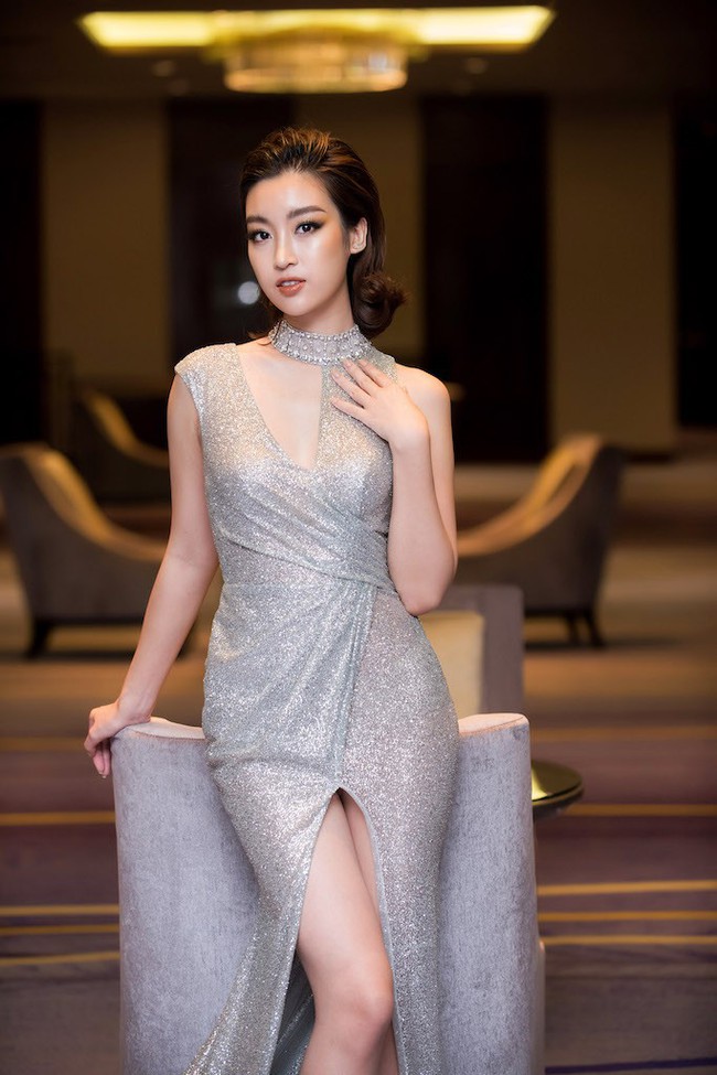 Hoa hậu Đỗ Mỹ Linh diện váy xẻ sâu táo bạo tại sự kiện - Ảnh 3.