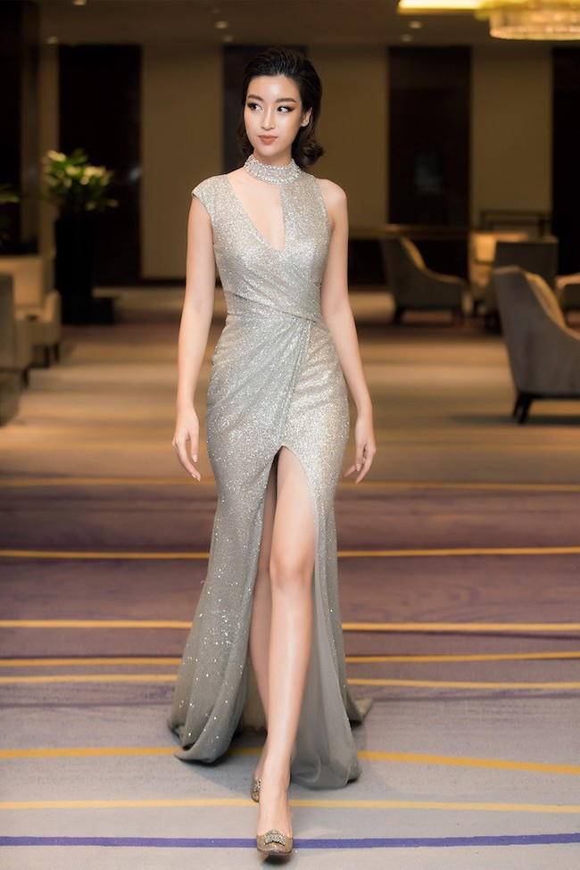 Hoa hậu Đỗ Mỹ Linh diện váy xẻ sâu táo bạo tại sự kiện - Ảnh 2.