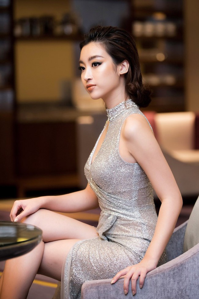 Hoa hậu Đỗ Mỹ Linh diện váy xẻ sâu táo bạo tại sự kiện - Ảnh 7.
